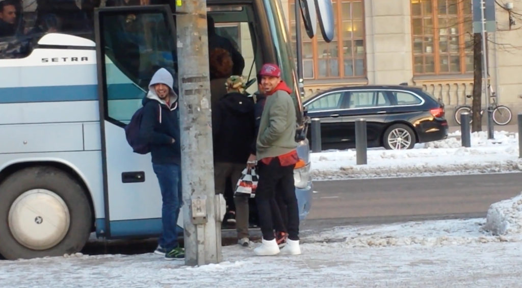 Video: immigrante tuuakse Helsingi kesklinna kohale bussidega