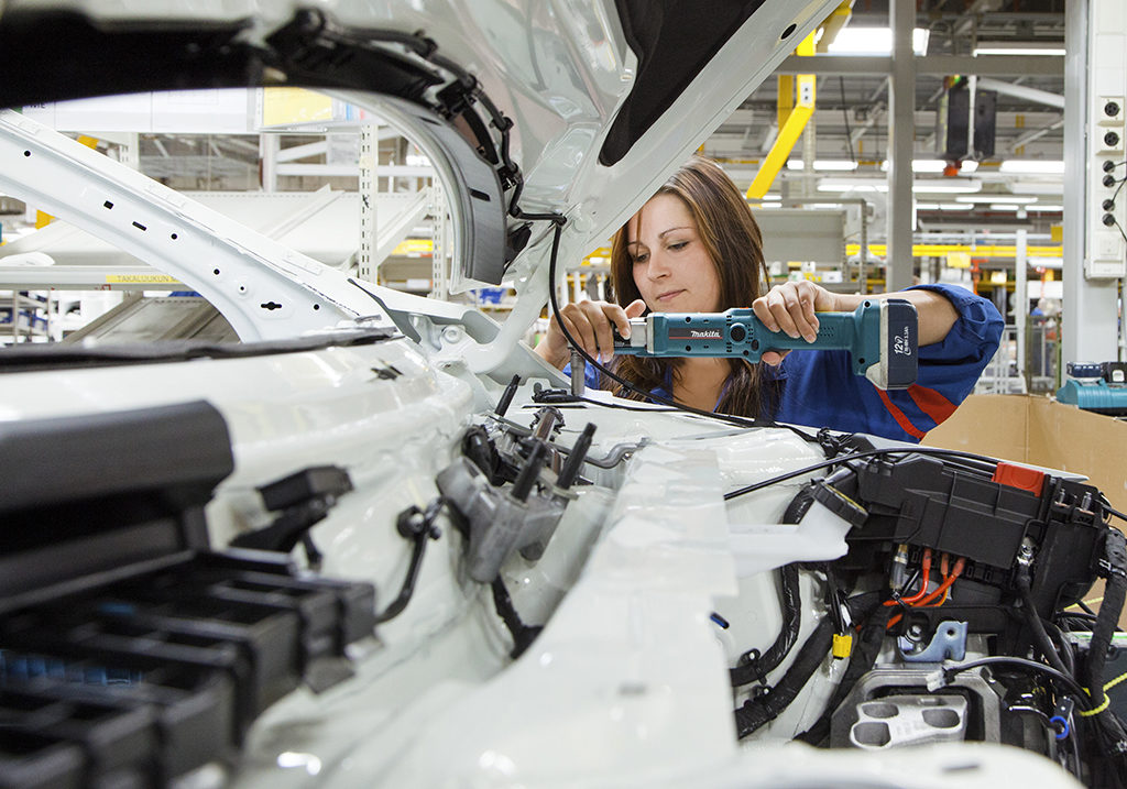 Valmet Automotive värbab inimesi nii Soomest kui välismaalt – juuksurist tehakse autovalmistaja paari nädalaga