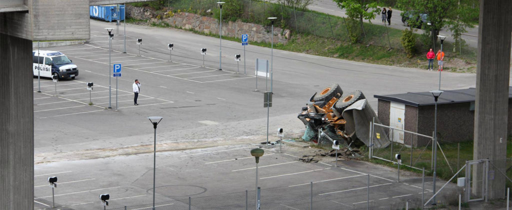 Mees sõitis varastatud laaduriga Lahtis sillalt alla