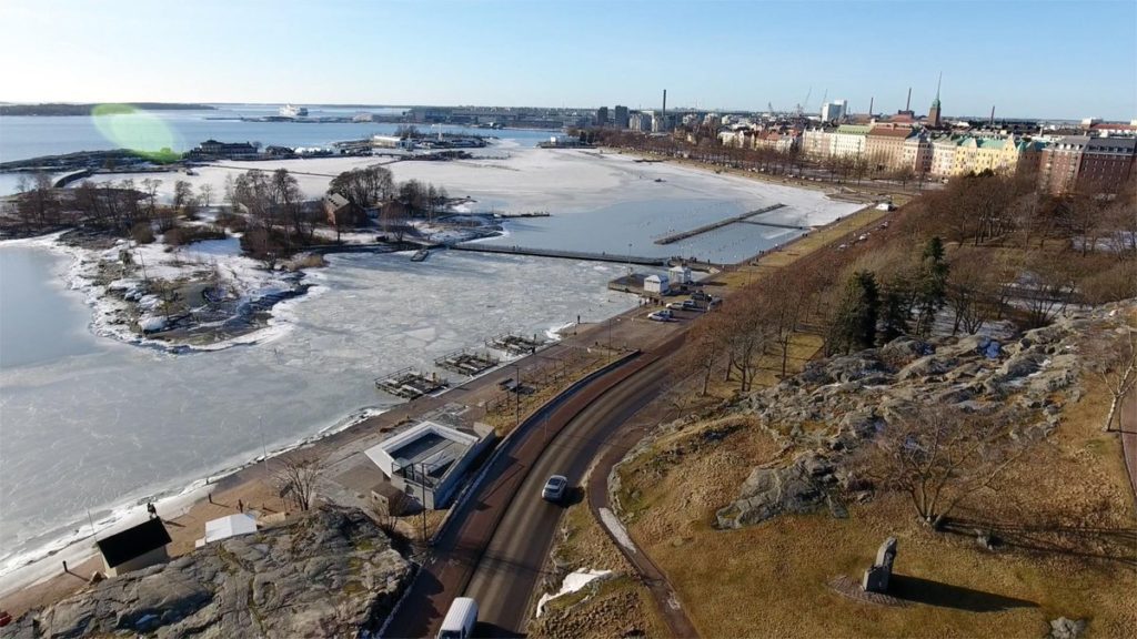 Mees kukkus koos juhtkoeraga merre Helsingis Kaivopuistos