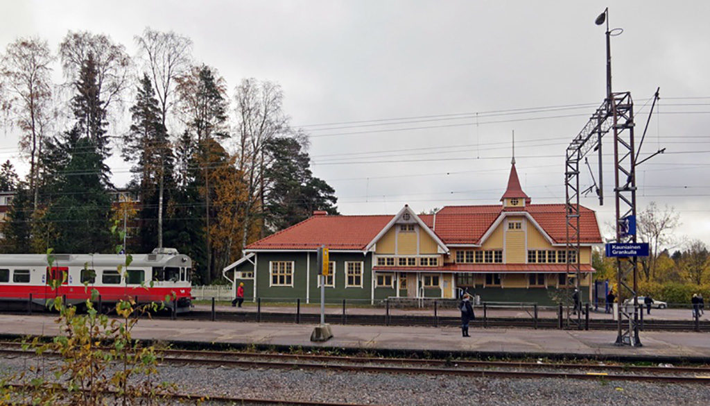 Noormehe käsi jäi Kauniainenis rongi alla