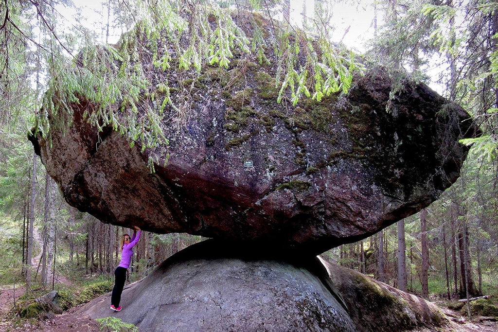 Soome metsas äratab imestust kõlkuv kivimürakas