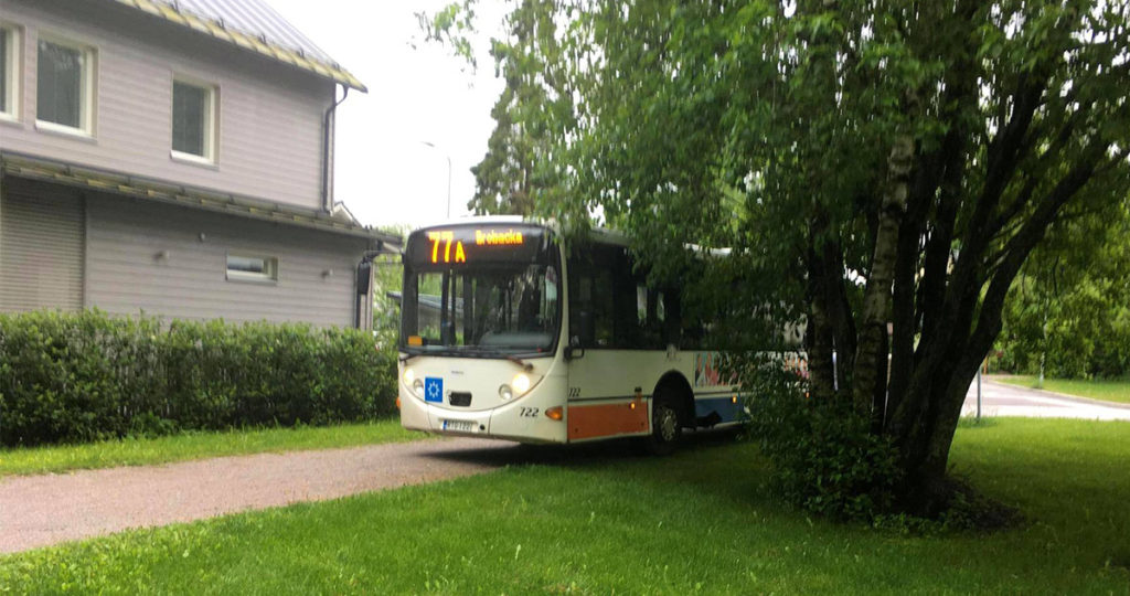 Helsingis eksis liinibuss majade vahele ära