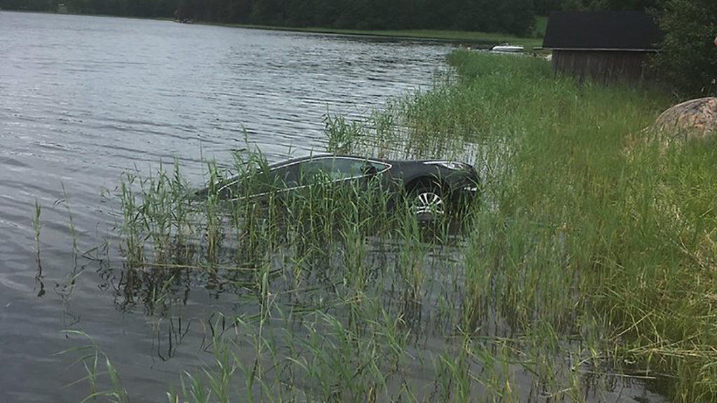 Mees unustas suvilas autol käsipiduri peale panna ja auto veeres merre