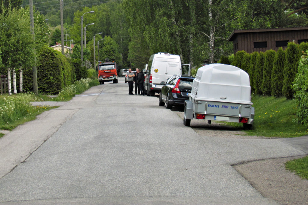 Vantaal tehakse uskumatuid parkimistrahve selle eest, et autod on pargitud „liiga tee serva”