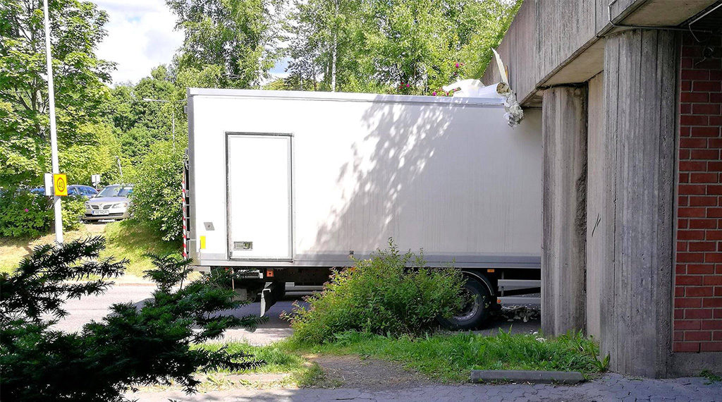 Rekka sõitis Helsingis katusega vastu tunnelit