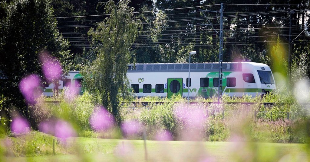 Elektriliinile kukkunud puud peatasid Soomes rongi, keset Savo metsi jäi kinni 300 reisijat