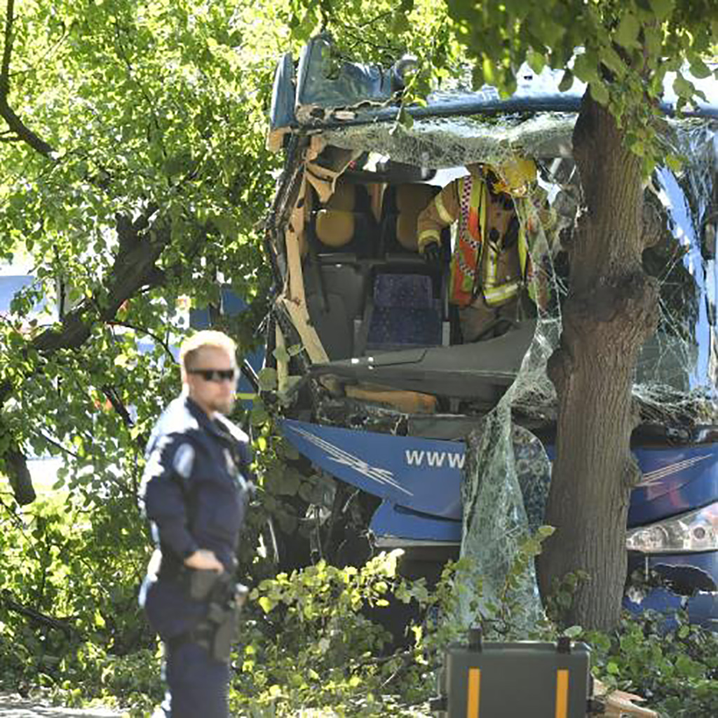 Helsingis vastu puud sõitnud turistibussi juht suri haiglas