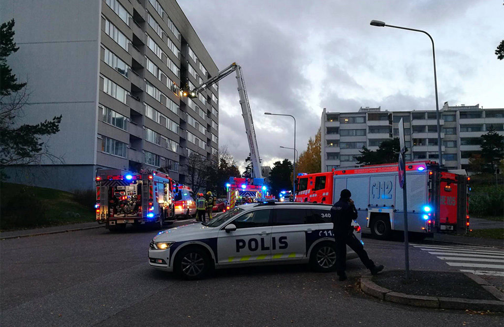 Helsingi Myllypuros süttis kahtlastel asjaoludel kortermaja rõdu