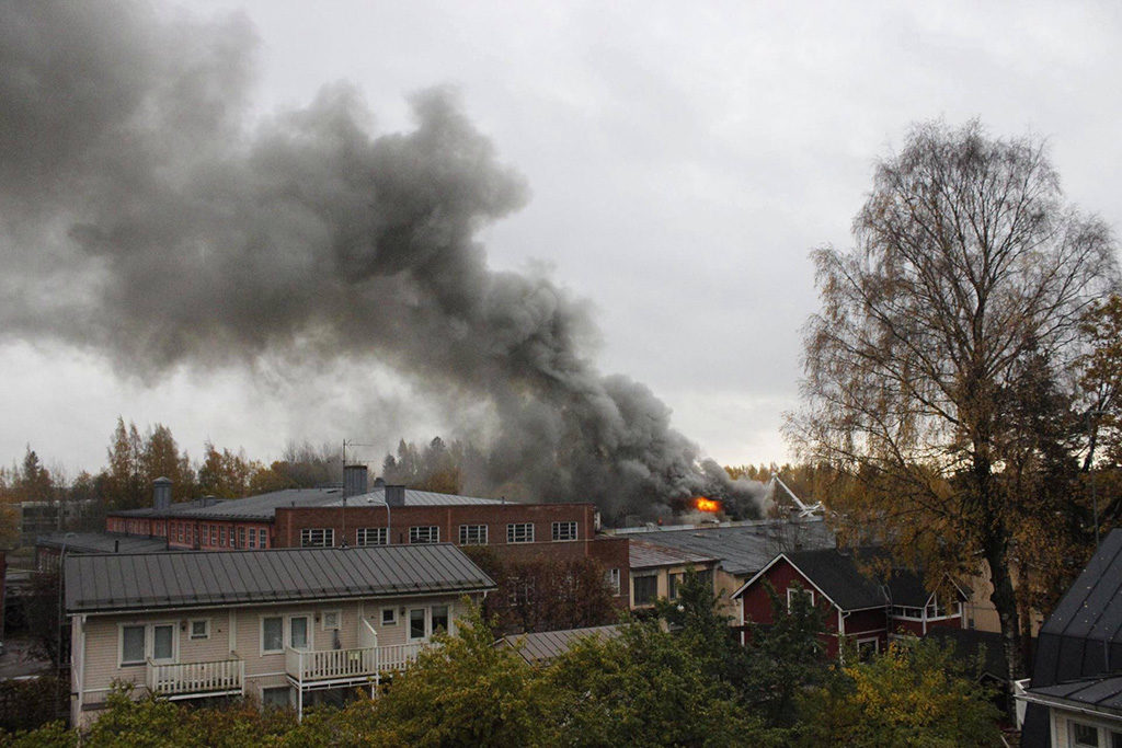 Helsingis Tapanilas suur tulekahju – inimestel soovitatakse püsida siseruumides