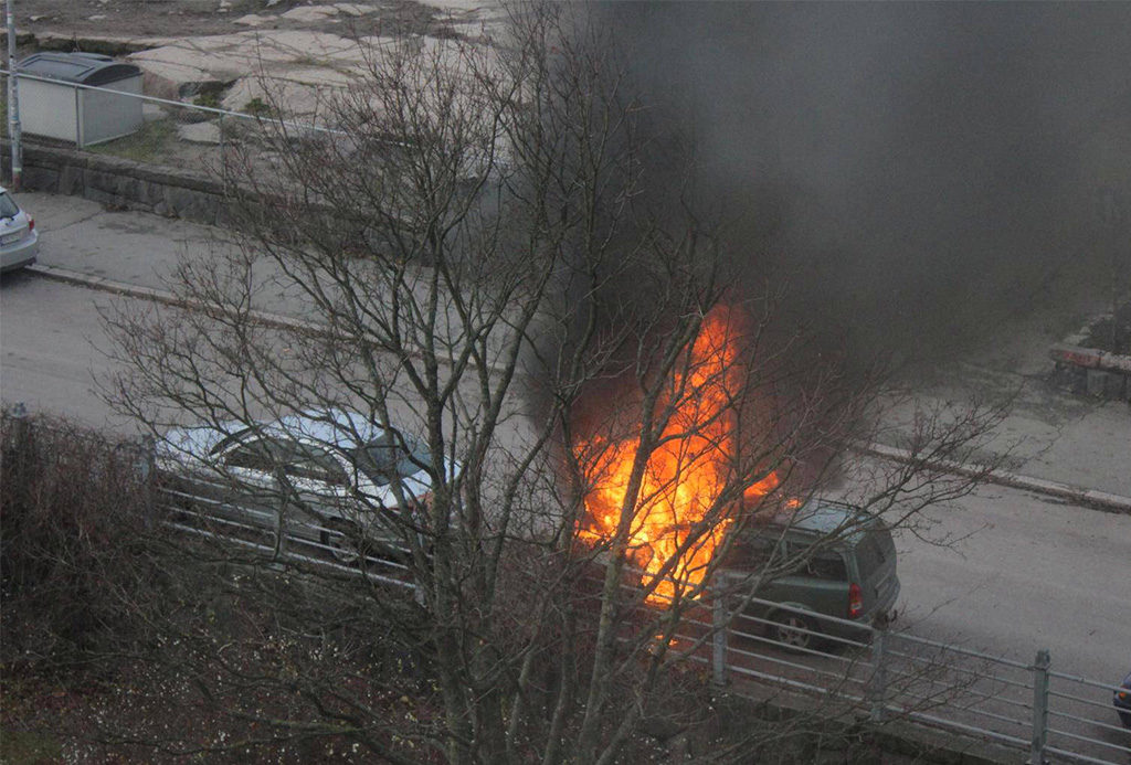 Helsingis põles auto