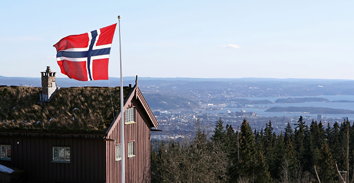 Интернет в норвегии. Норвегия Осло флаг. Норвегия уровень жизни. Дом в Норвегии с флагом. Норвегия достопримечательности с флагом.