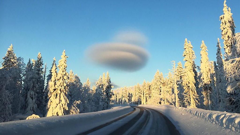 Kas Lapimaal maandus UFO? Taevas nähti eriskummalist pilve