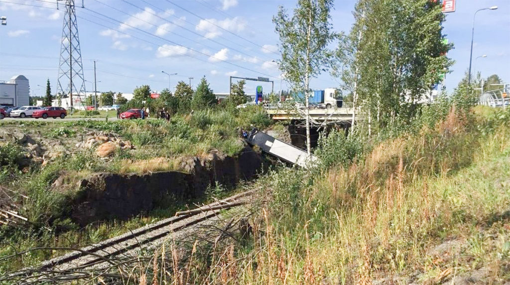 Kuopios sõitis buss sillalt alla raudteele – neli hukkunut ja 20 viidud haiglasse