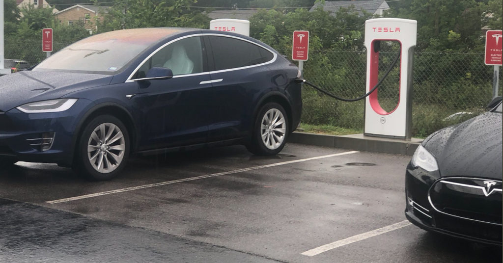 Tesla vahetas Soomes omanikku raudteejaamas – see läks müüjale kalliks maksma