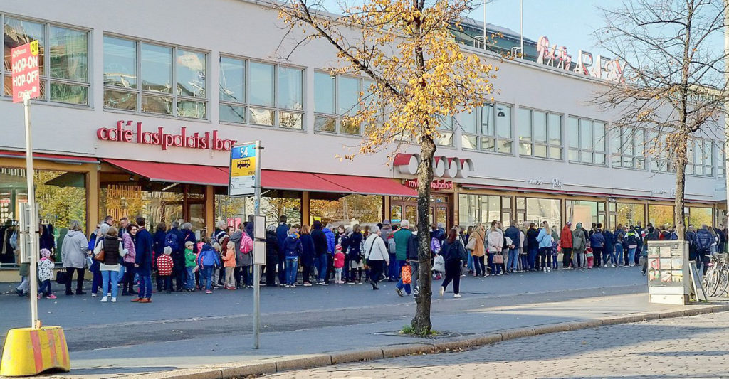 Erakordne nähtus Soomes: muuseumi ukse taga seistakse nagu tasuta toidu sabas