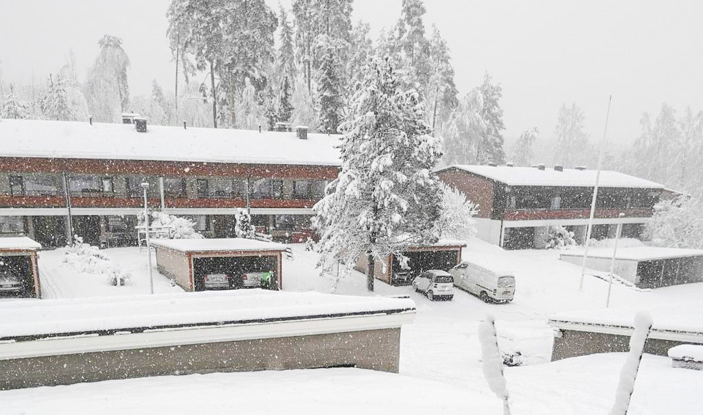 Jämsäs sadas öö ja hommiku jooksul maha 20 cm lund