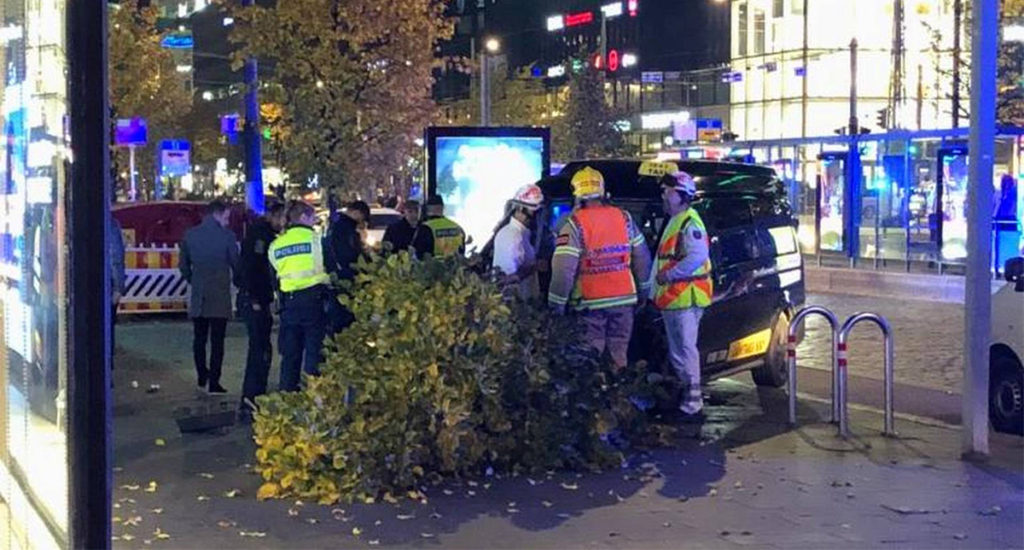 Reisija läks Helsingis taksojuhile kallale, takso sõitis vastu teist autot ja siis vastu puud