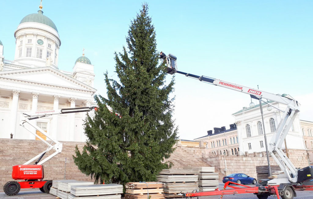 Helsingisse pandi juba jõulukuusk püsti