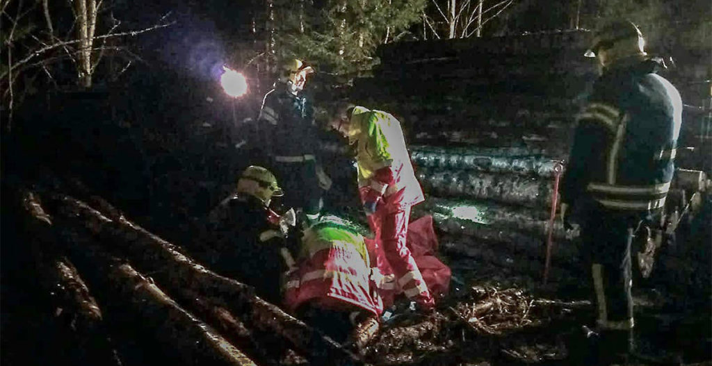 Soomes jäi mees ööpäevaks palgivirna alla kinni