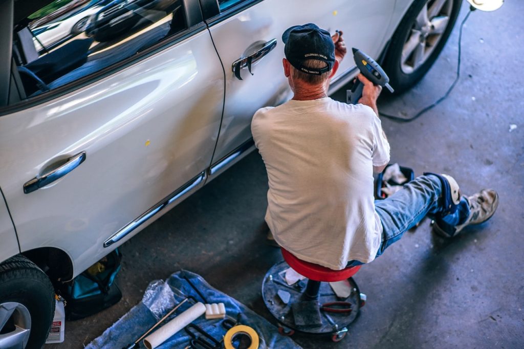 Soome autoremonditöökoda jäi vahele pettusega – kasutas vanu varuosasid, aga raha võttis uute eest