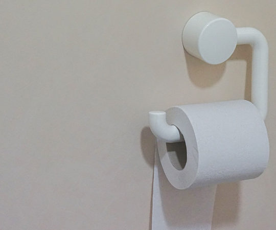 Mees vägistas Soomes lapse Prisma tualetis