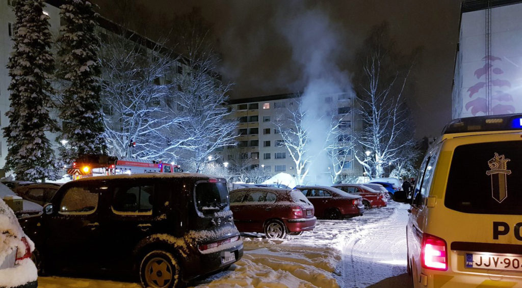 Vantaal süttis öösel parklas soojenema pandud auto