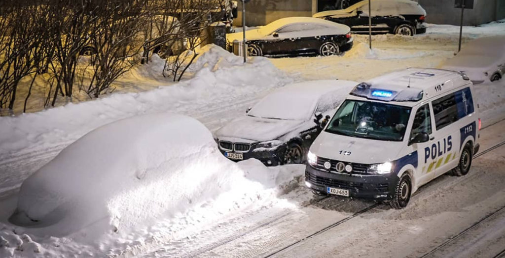 Soomes on mõned autod päris lume alla mattunud