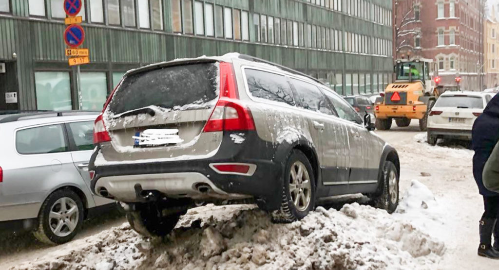 PILTUUDIS: Helsingis pargitakse autoga lausa lumehunniku otsa