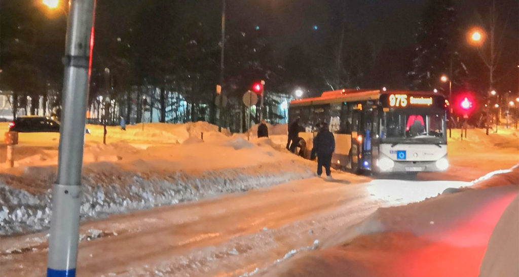 Buss jäi Soomes keset ristmikku seisma ja suured mehed ei suutnud seda liigutada, kui kaks 9-aastast poissi leidsid lahenduse