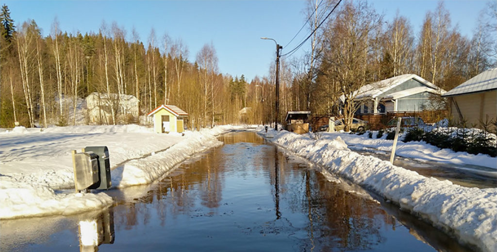 Espoos on lumesulamisvesi tänavad üle ujutanud, lapsi viiakse paadiga kooli