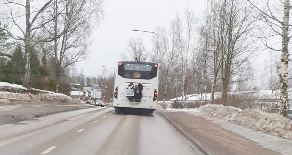 Soome noorte seas levib ohtlik komme bussi tagaosas rippudes sõita