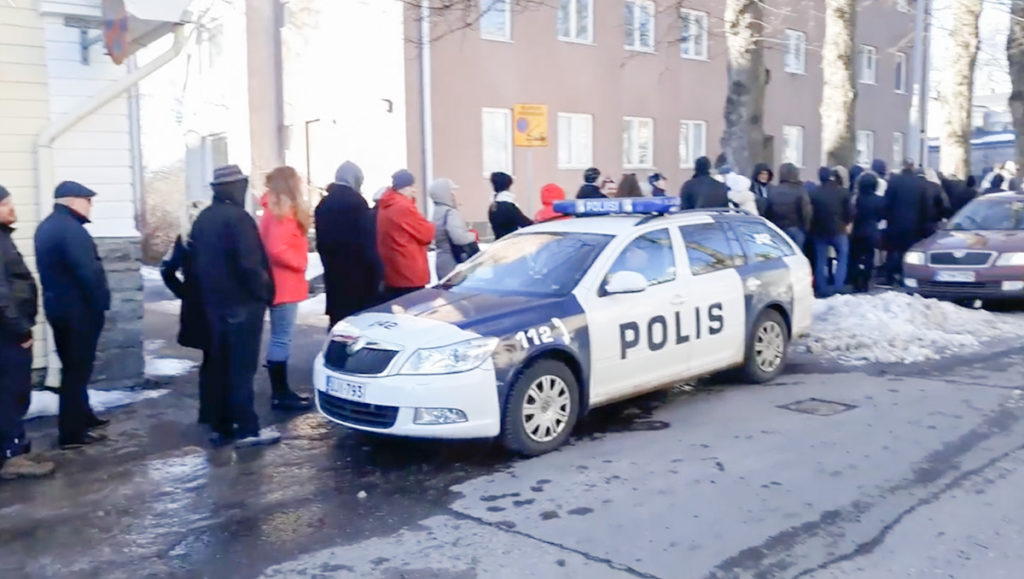 VIDEO: Tohutu hääletajate saba Eesti saatkonna juures Helsingis