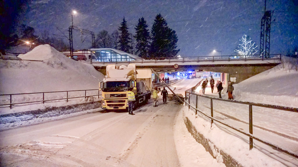 Veok sõitis Soomes katuse maha