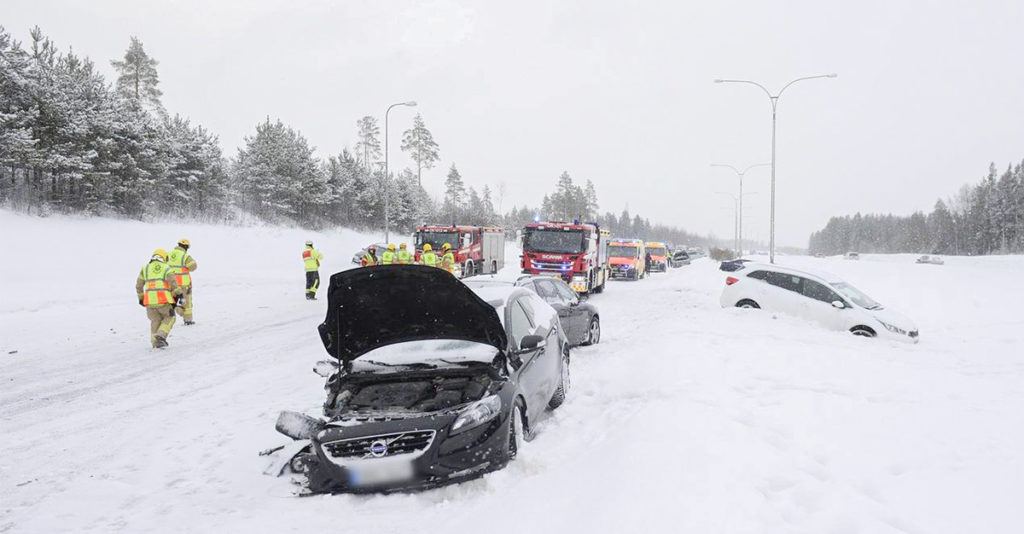 KUUM: Kempeles on ahelavarii, kus üksteise otsa sõitnud kümneid autosid