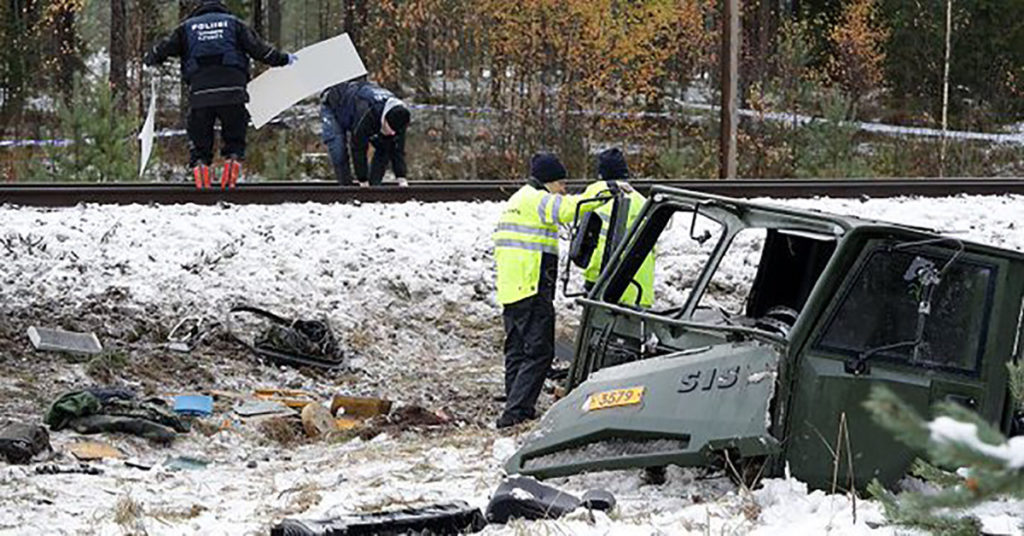 Soomes sõjaväeauto ja sõiduauto kokkupõrkes viga saanud naine suri, politsei palub pealtnägijatelt infot