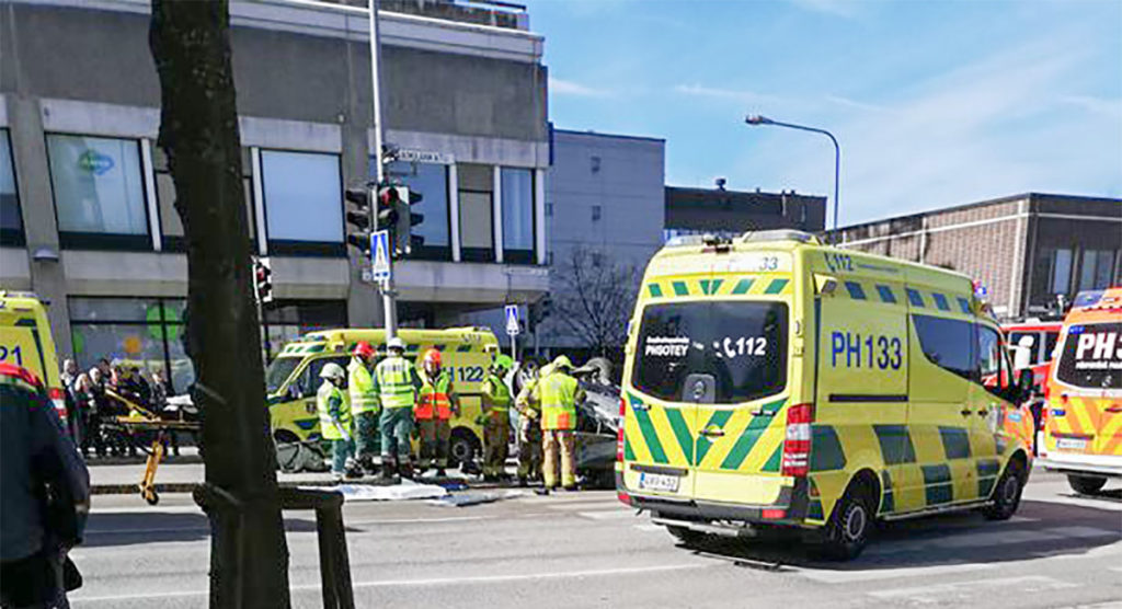 Lahti kesklinnas sõitis auto traktorile sisse ja lendas ümber