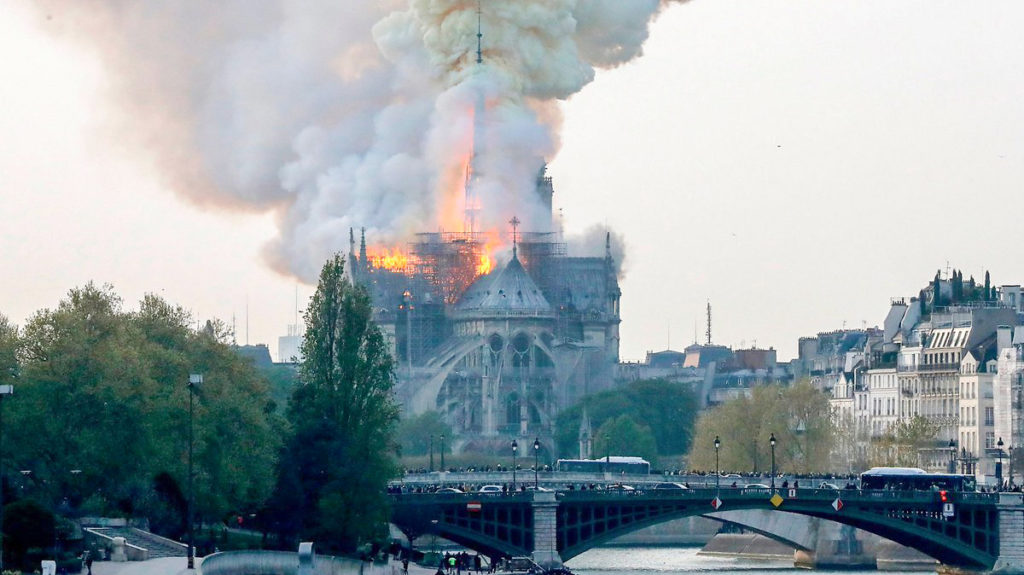 Notre Dame’i põlenguga paiskus taevasse 300 tonni pliid, lapsed ja rasedad naised ohus