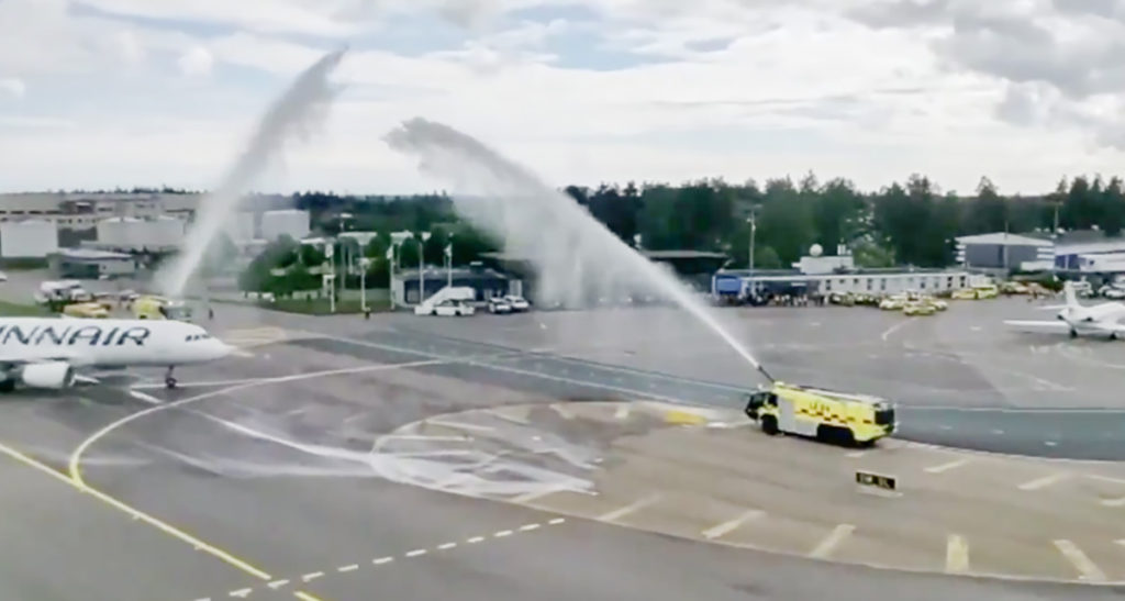 VIDEO: Vaata, kuidas Soome kuldsele hokimeeskonnale lennuväljal dušši tehti!