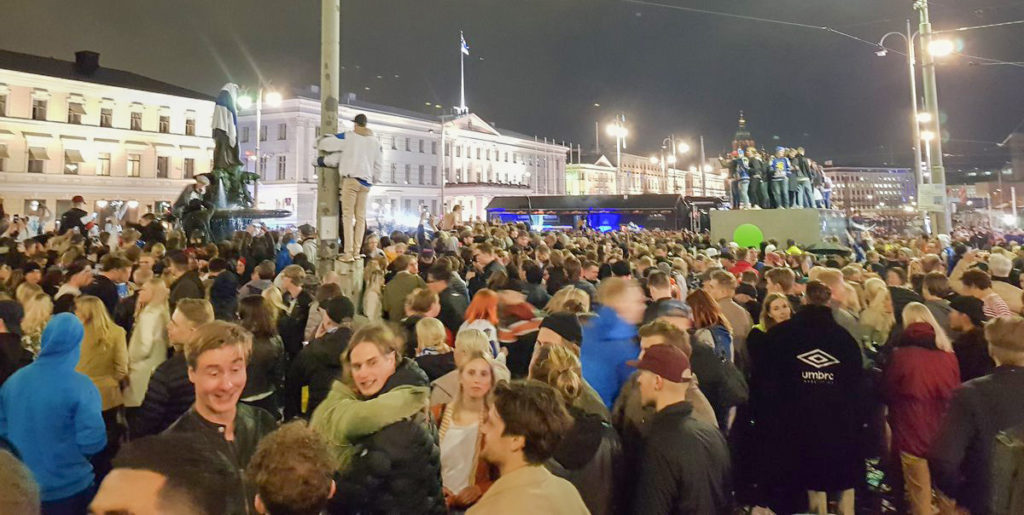 Helsingi Kauppatoril pidutses ligi 10 000 inimest