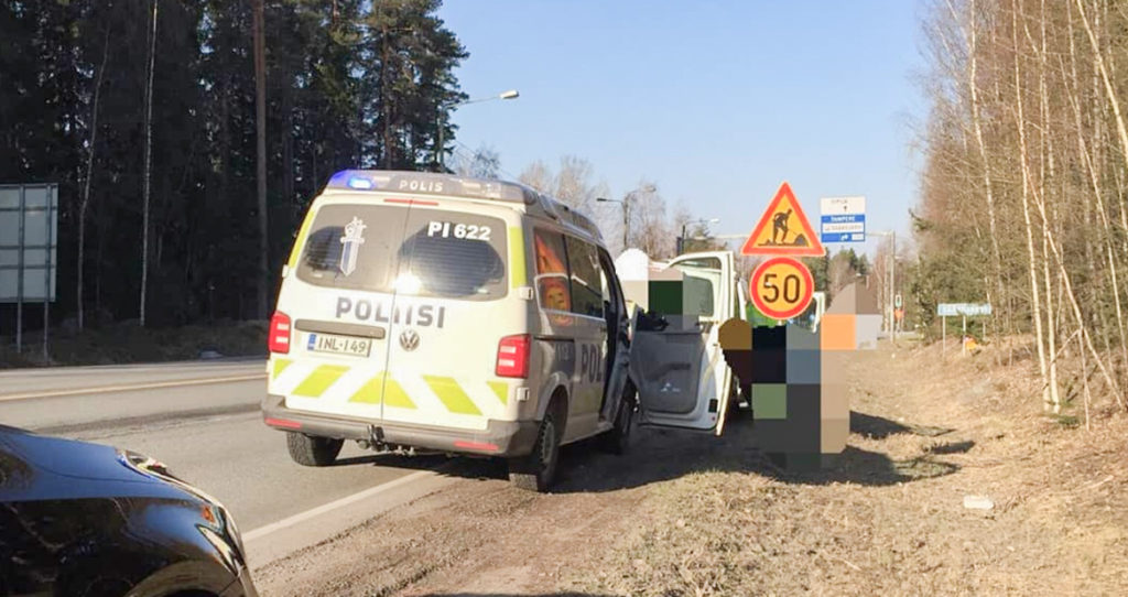 Soome politsei kirjeldab juhtumit, kuidas vanaema viis last autoga arsti juurde, aga teine auto sõitis sisse, ning mis siis edasi sai