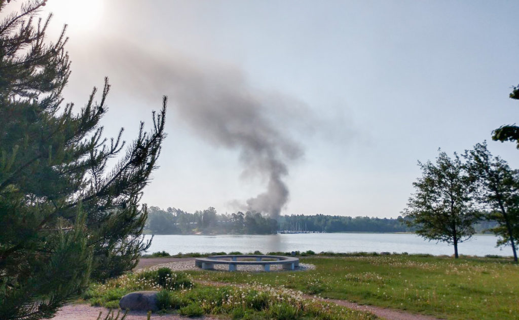 Helsingis põleb laev