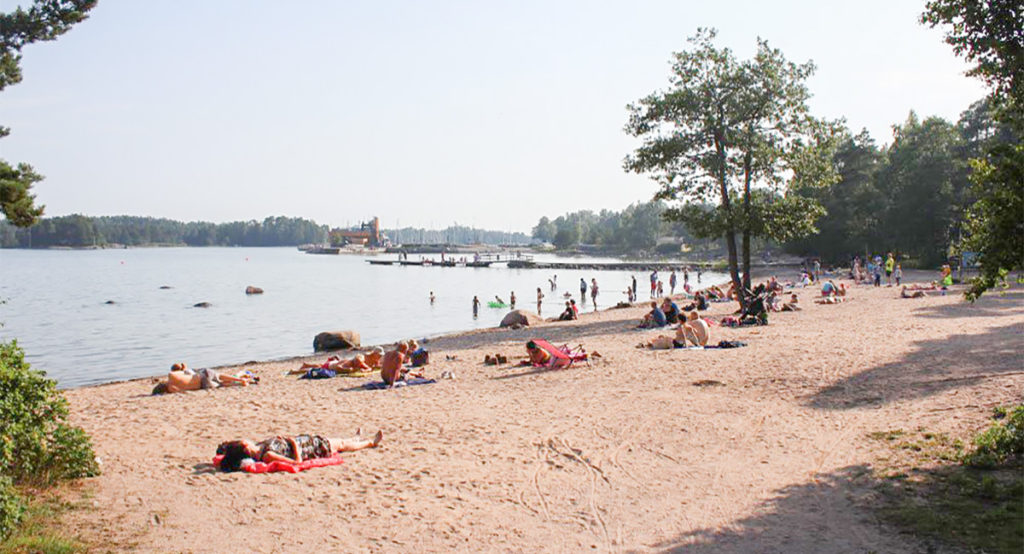 Nüüd selge: Helsingis tohivad kõik võtta päikest palja ülakehaga