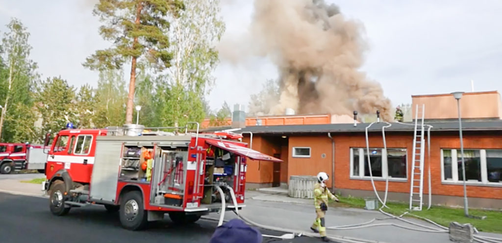 VIDEO: Mikkelis põleb koolimaja, inimestel soovitatakse uksed ja aknad kinni hoida