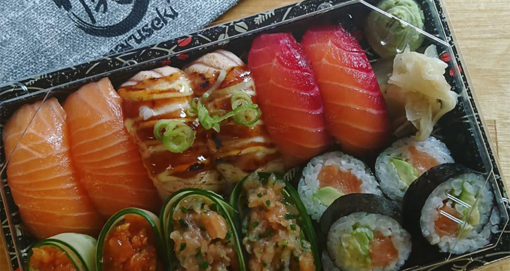 Helsingi sushi-restorani kliendid peidavad toitu toolide alla ja tualetti