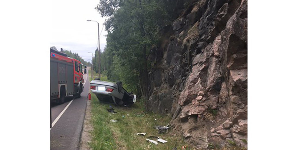 Hollolas sõitis auto vastu kaljuseina, juht viidi haiglasse