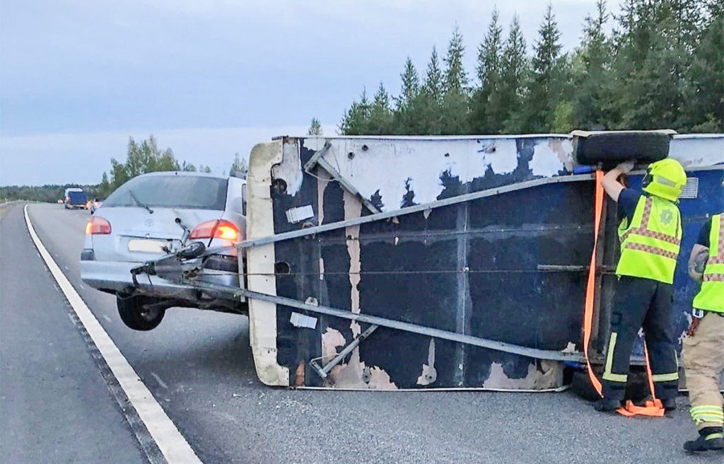 Omapärane õnnetus: Soomes lendas sõiduauto haagissuvila tee peal kummuli