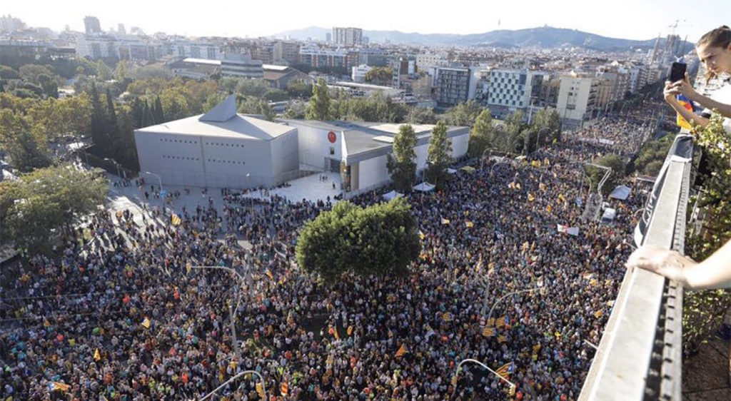 Barcelonas oli suur meeleavaldus, kõlasid loosungid: Okupatsiooniväed välja!, Hispaania lipp välja!