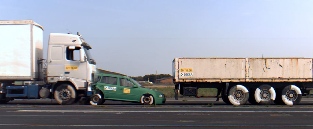 Karm video: Turvatest, kus sõiduauto jääb kahe veoki vahele