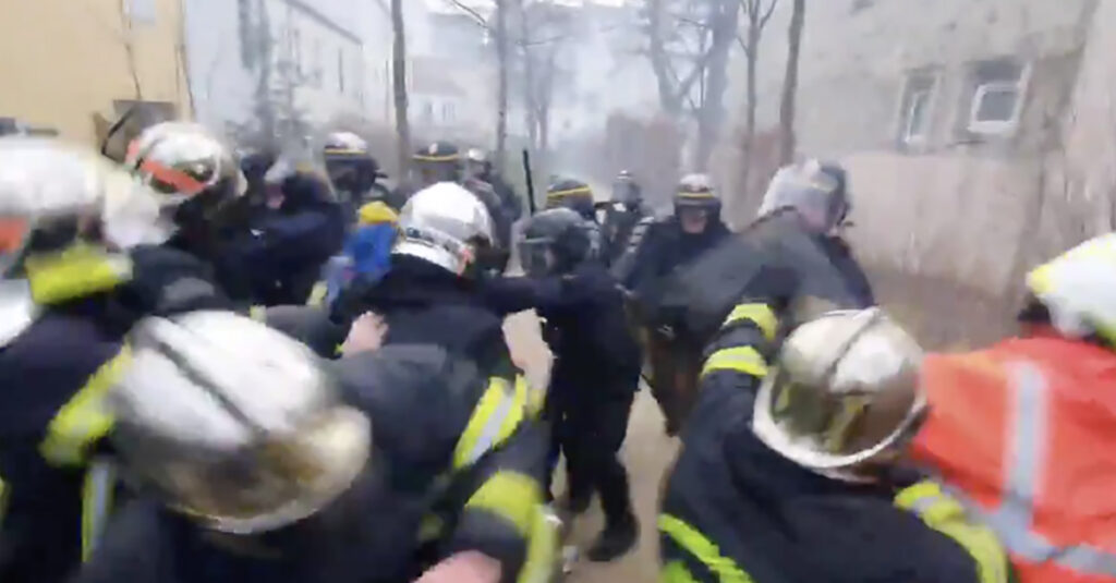 VIDEO: Pariisis peksid politseinikud tuletõrjujaid (NB! Nõrganärvilistel mitte vaadata!)